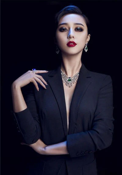 Phạm Băng Băng muốn thể hiện phong cách quyến rũ khi diện vest xẻ sâu nên màu son môi đỏ đậm sẽ giúp cô tạo được ấn tượng. moi-do-8-7067-1389067625.jpg