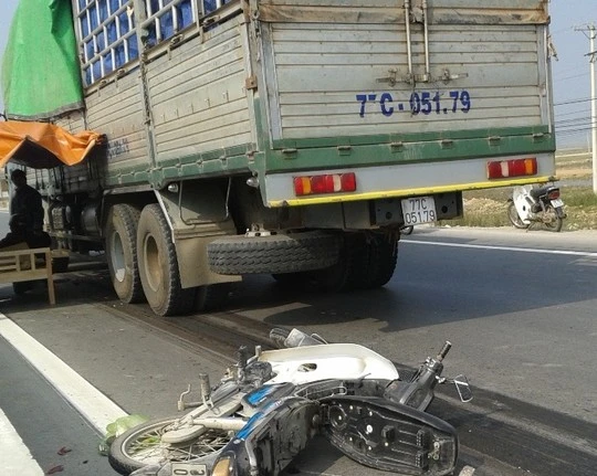 Do thiếu quan sát, &nbsp;nạn nhân chết thảm dưới bánh xe tải