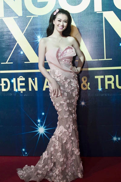 Khánh My lộng lẫy và kiêu sa trong váy đuôi cá của Hoàng Hải. Khánh My lộng lẫy và kiêu sa trong váy đuôi cá của Hoàng Hải.