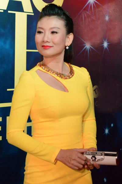 Nghệ sĩ Ưu tú Mỹ Uyên nổi bật với sắc vàng và đường khoét hình chiếc lá ở thân trên của bộ váy. Nghệ sĩ Ưu tú Mỹ Uyên
