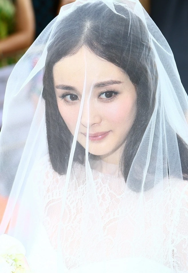 Dương Mịch đẹp tinh khôi trong bộ váy cô dâu.