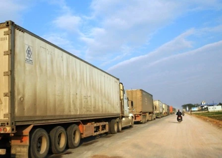 Khoảng 8h sáng nay, dòng xe vẫn nối dài (Ảnh: Duy Tuyên)