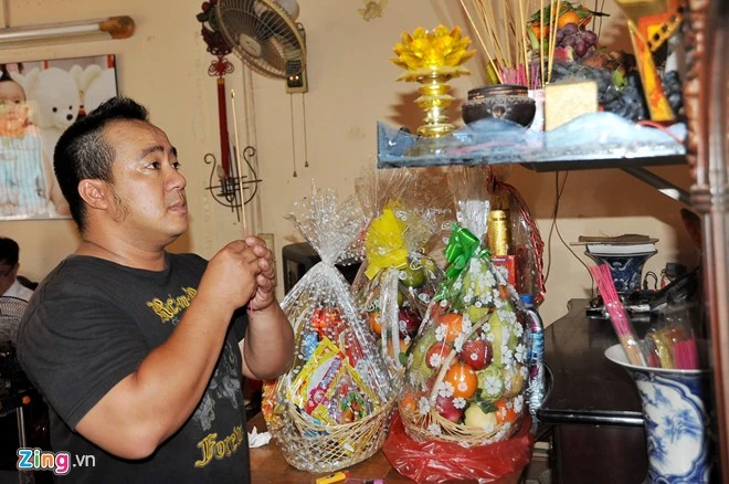 Trước tình cảm của công chúng, Hiếu Hiền nói: "Thường những ngày cuối năm ai cũng nhiều việc nhưng tình cảm của công chúng, các anh em nghệ sĩ đồng nghiệp, bạn bè dành cho mẹ tôi khiến gia đình chúng tôi vô cùng xúc động". Trước tình cảm của công chúng, Hiếu Hiền nói: "Thường những ngày cuối năm ai cũng nhiều việc nhưng tình cảm của công chúng, các anh em nghệ sĩ đồng nghiệp, bạn bè dành cho mẹ tôi khiến gia đình chúng tôi vô cùng xúc động".
