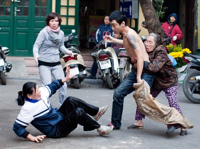 Tác giả các bức ảnh cho biết, ít nhất đã có ba nhát kéo trúng người phụ nữ. Sau đó người xăm trổ đầy cánh tay này phát hiện ra có người chụp ảnh đã chạy vào lấy một con dao to ra đuổi đòi chém. Tác giả các bức ảnh cho biết, ít nhất đã có ba nhát kéo trúng người phụ nữ. Sau đó người xăm trổ đầy cánh tay này phát hiện ra có người chụp ảnh đã chạy vào lấy một con dao to ra đuổi đòi chém.