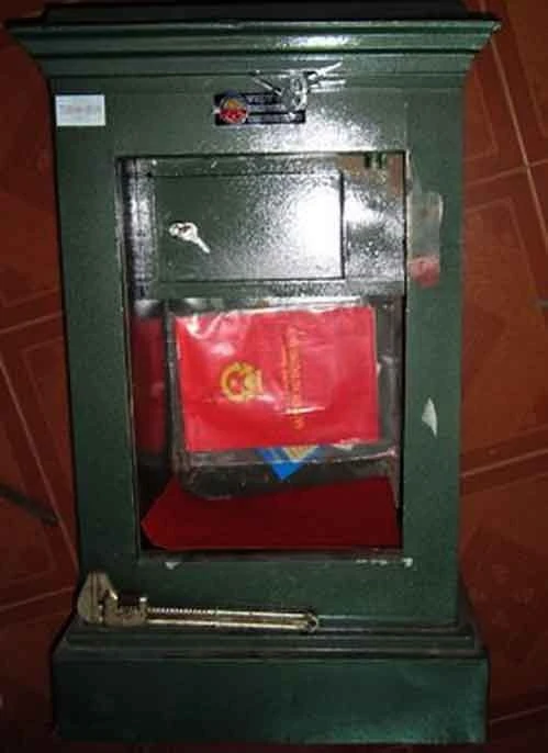 Két bị trộm tại nhà anh Vĩ. Két bị trộm tại nhà anh Vĩ.