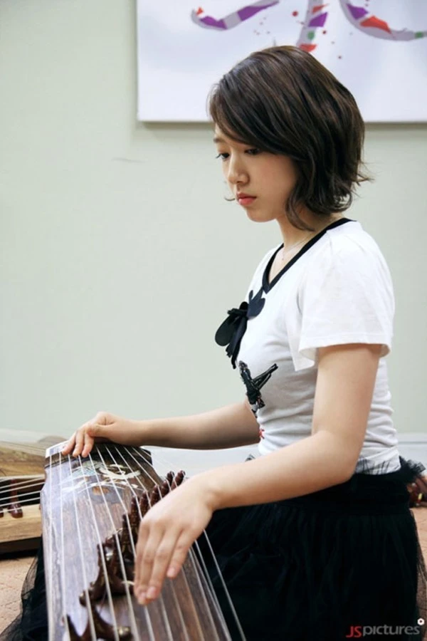 Cô nàng Park Shin Hye tập trung cao độ gảy đàn trongHeartstrings. Cô nàng Park Shin Hye tập trung cao độ gảy đàn trongHeartstrings.