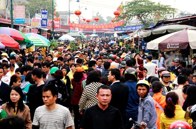 Mặc dù trời lất phất mưa phùn nhưng ngay từ sáng sớm mùng 8 Tết đã có hàng nghìn người đổ về Phủ Dầy trẩy hội.