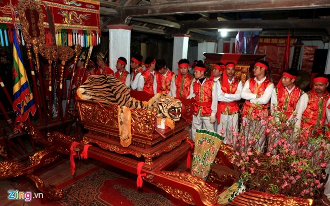 Đây là nghi lễ dâng tế người có công giết hổ và được tôn làm Thành hoàng làng năm xưa. 16 trai làng được tuyển chọn để khênh kiệu vào đình. Đây là nghi lễ dâng tế người có công giết hổ và được tôn làm Thành hoàng làng năm xưa. 16 trai làng được tuyển chọn để khênh kiệu vào đình.
