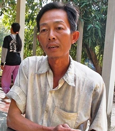 Anh Khương kể lại việc chung nợ bằng vé số trúng độc đắc. Anh Khương kể lại việc chung nợ bằng vé số trúng độc đắc.