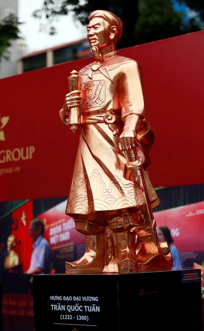 Hình ảnh Hưng đạo Đại vương Trần Quốc Tuấn được tái hiện sinh động. Ông đã nhiều lần đánh đuổi quân xâm lược Nguyên Mông, được vua Trần Nhân Tông phong chức Quốc công Tiết Chế, giữ vị trí cao nhất của quân đội thời bấy giờ. Hình ảnh Hưng đạo Đại vương Trần Quốc Tuấn được tái hiện sinh động. Ông đã nhiều lần đánh đuổi quân xâm lược Nguyên Mông, được vua Trần Nhân Tông phong chức Quốc công Tiết Chế, giữ vị trí cao nhất của quân đội thời bấy giờ.