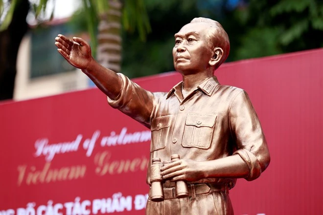 Khác với 3 vị danh tướng còn lại, hình tượng Đại tướng không cầm gươm, súng mà tay chỉ có ống nhòm và bàn tay chỉ thẳng. Theo nhiều nhà phân tích, hình ảnh này tượng trưng cho tầm nhìn sâu rộng của người "anh cả" quân đội Việt Nam. Khác với 3 vị danh tướng còn lại, hình tượng Đại tướng không cầm gươm, súng mà tay chỉ có ống nhòm và bàn tay chỉ thẳng. Theo nhiều nhà phân tích, hình ảnh này tượng trưng cho tầm nhìn sâu rộng của người "anh cả" quân đội Việt Nam.