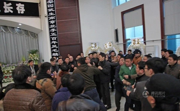 Nhiều vòng hoa phải vứt bỏ, 1 người bị thương sau cuộc ẩu đả. Nhiều vòng hoa phải vứt bỏ, 1 người bị thương sau cuộc ẩu đả.