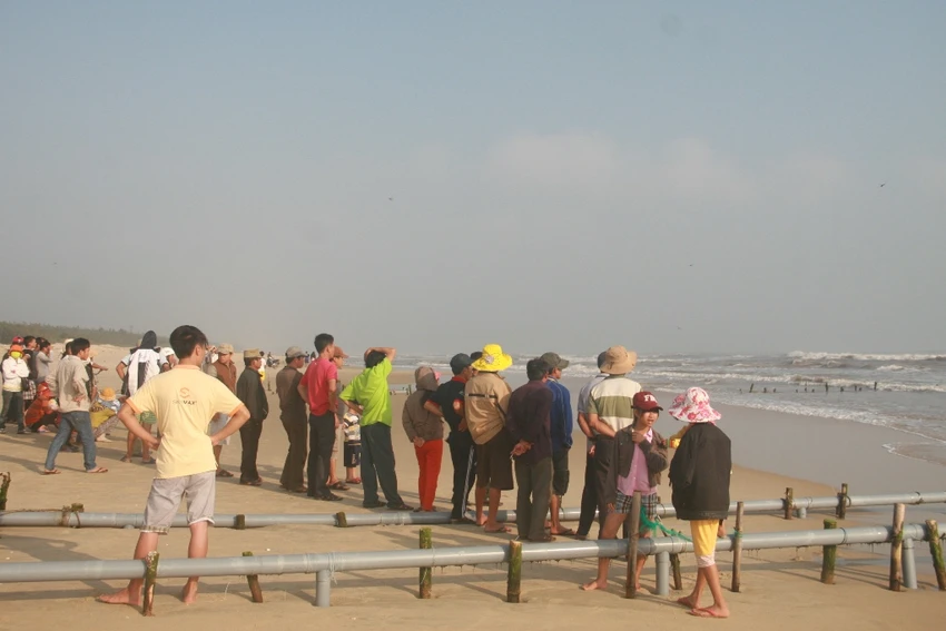 Nhiểu người dân kéo đến bãi biển cầu điều kỳ diệu đến với người xấu số