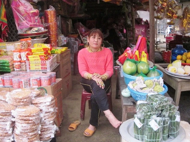 Hành động kỳ lạ của người này thu hút rất nhiều người đến xem. "Người ta có của phải giấu đi vì sợ bị kẻ xấu tìm cách chiếm đoạt. Ấy thế mà, nhiều năm nay, chị này vừa đeo số tài sản đó, vừa bán hàng, đi lại vô tư, vẫn không sao", một người dân nói. Hành động kỳ lạ của người này thu hút rất nhiều người đến xem. "Người ta có của phải giấu đi vì sợ bị kẻ xấu tìm cách chiếm đoạt. Ấy thế mà, nhiều năm nay, chị này vừa đeo số tài sản đó, vừa bán hàng, đi lại vô tư, vẫn không sao", một người dân nói.