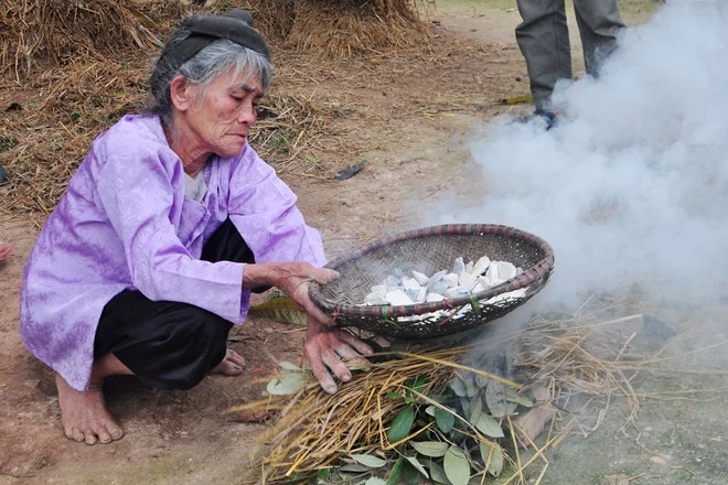 Để có được miếng "ngói" vừa ý, khi hun cũng phải chú ý không để lửa cháy to mà chỉ để cho khói bay lên. Một tay cầm rổ, tay kia phải điều chỉnh lá sim tạo nhiều khói cho tới khi những miếng "ngói" ngả màu, dậy mùi. Để có được miếng "ngói" vừa ý, khi hun cũng phải chú ý không để lửa cháy to mà chỉ để cho khói bay lên. Một tay cầm rổ, tay kia phải điều chỉnh lá sim tạo nhiều khói cho tới khi những miếng "ngói" ngả màu, dậy mùi.