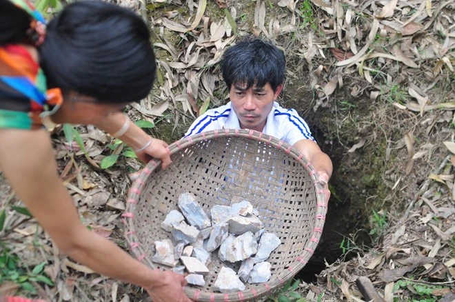 "Từ khi còn là con gái, tôi đã thấy các cụ dạy ăn loại đất ngói trên núi sau nhà có nhiều tác dụng, đặc biệt với phụ nữ khi mang thai. Vì thế, lần nào mang thai tôi cũng bảo ông Loa đi lấy về ăn. Tới nay, tôi có 8 người con, ngũ nam tam nữ và vài chục cháu, chắt. Ăn nhiều thành quen, sau thành nghiện. Bất cứ lúc nào rảnh rỗi hoặc thèm thèm là lấy ra ăn vài miếng", bà Biện kể. "Từ khi còn là con gái, tôi đã thấy các cụ dạy ăn loại đất ngói trên núi sau nhà có nhiều tác dụng, đặc biệt với phụ nữ khi mang thai. Vì thế, lần nào mang thai tôi cũng bảo ông Loa đi lấy về ăn. Tới nay, tôi có 8 người con, ngũ nam tam nữ và vài chục cháu, chắt. Ăn nhiều thành quen, sau thành nghiện. Bất cứ lúc nào rảnh rỗi hoặc thèm thèm là lấy ra ăn vài miếng", bà Biện kể.