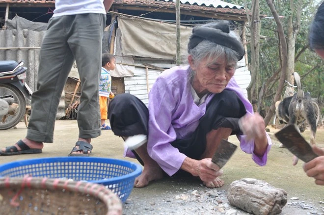 Bà Biện cho biết, không chỉ người thôn Thống Nhất biết ăn món "đất hun khói" lá sim mà nhiều người ở các huyện, tỉnh lân cận cũng mua về ăn. "Vào mỗi phiên chợ huyện, tôi thường gồng gánh ngói ra ngoài cổng chợ bán. Món này đặc biệt hút khách là phụ nữ mang thai". Bà Biện cho biết, không chỉ người thôn Thống Nhất biết ăn món "đất hun khói" lá sim mà nhiều người ở các huyện, tỉnh lân cận cũng mua về ăn. "Vào mỗi phiên chợ huyện, tôi thường gồng gánh ngói ra ngoài cổng chợ bán. Món này đặc biệt hút khách là phụ nữ mang thai".