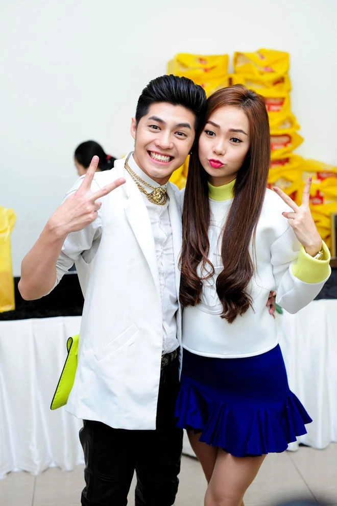 Cả hai ca sĩ trẻ đều tình cờ chọn trang phục với tông trắng. Với Minh Hằng, cô khéo léo kết hợp với chiếc váy ngắn màu xanh rất đáng yêu và trẻ trung. Còn Noo Phước Thịnh vừa năng động nhưng cũng không kém phần lịch lãm, đúng như hình ảnh mà mình theo đuổi.
