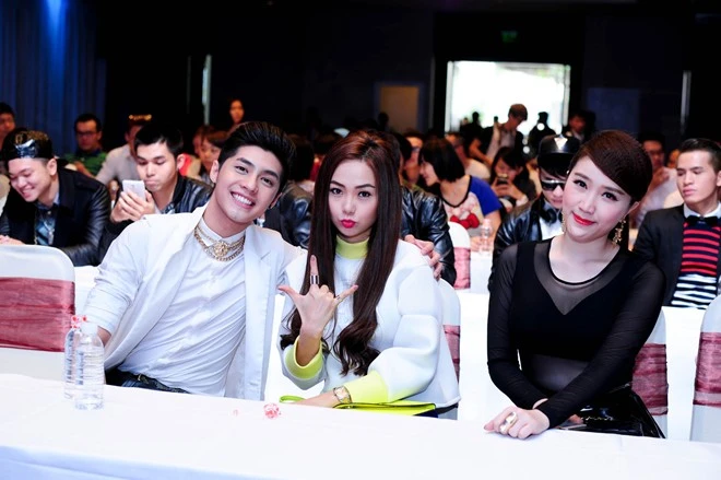 Phần lớn các tiết mục củaTôi tỏa sángsẽ được trình diễn trên nền nhạc playback. Trước lo ngại việc này sẽ không truyền hết được cảm xúc đến người nghe, nhạc sĩ Vĩnh Tâm – giám đốc âm nhạc của chương trình cho biết đa số các ca khúc mà ca sĩ trẻ theo đuổi hiện nay thuộc dòng nhạc dance, sử dụng nhiều âm thanh điện thử nên rất khó để chơi bằng ban nhạc sống. Dù vậy, chương trình vẫn bố trí ban nhạc trong các tiết mục acoustic.