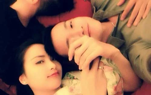 Dù dư luận đang bức xúc, người đẹp vẫn tươi cười chụp ảnh ''tự sướng''. Dù dư luận đang bức xúc, người đẹp vẫn tươi cười chụp ảnh ''tự sướng''.