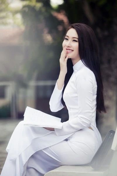 Thu Thảo đẹp dịu dàng trong chiếc áo dài truyền thống và mái tóc đen huyền.