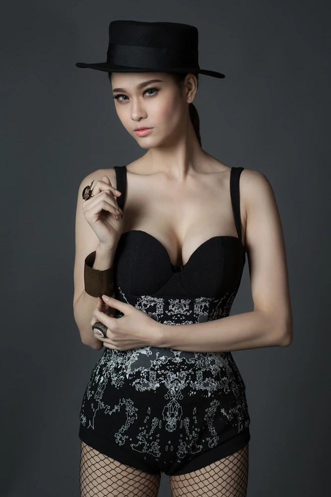 Sau khi tuyên bố hướng tới hình ảnh sexy, bốc lửa để phù hợp với dòng nhạc dancce sôi động, Trương Quỳnh Anh thực hiện nhiều bộ ảnh khoe body táo bạo.
