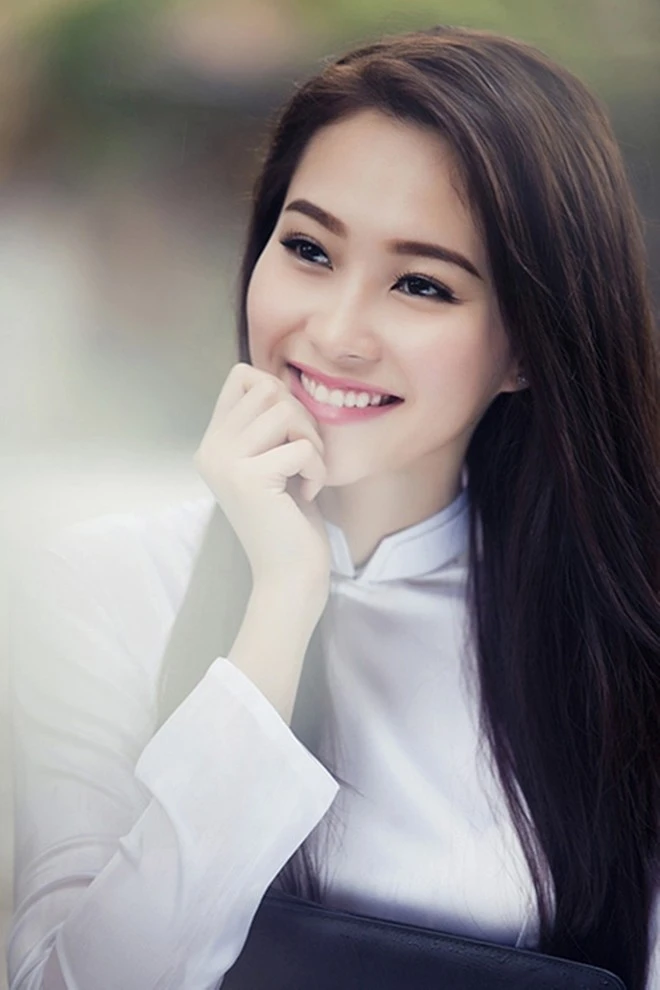 Hoa hậu cho rằng mái tóc đen dài là điểm thu hút nhất của mình.