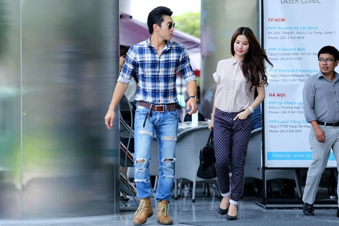 Buổi gặp kéo dài hơn 1 tiếng. Sau đó, Diễm My nhanh chóng đến điểm hẹn tập luyện cùng bạn nhảy Kosta. Người đẹp cho biết, thời gian tập luyện choBước nhảy hoàn vũđã giúp cô giữ được phom dáng chuẩn và có thêm cơ hội được luyện tập vũ đạo, giúp cơ thể mềm mại và thanh thoát hơn. Buổi gặp kéo dài hơn 1 tiếng. Sau đó, Diễm My nhanh chóng đến điểm hẹn tập luyện cùng bạn nhảy Kosta. Người đẹp cho biết, thời gian tập luyện choBước nhảy hoàn vũđã giúp cô giữ được phom dáng chuẩn và có thêm cơ hội được luyện tập vũ đạo, giúp cơ thể mềm mại và thanh thoát hơn.