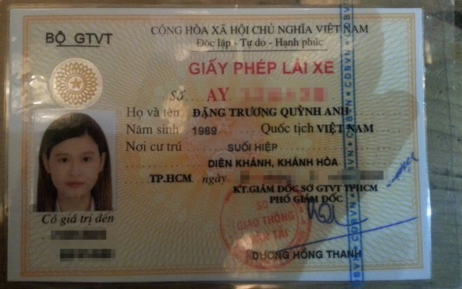 Bà xã của nam ca sĩ Tim tên đầy đủ là Đặng Trương Quỳnh Anh và sinh năm 1989. Sau một thời gian ở nhà chăm sóc tổ ấm nhỏ, mới đây, nữ diễn viênCuộc chiến hoa hồngđã trở lại với âm nhạc. Cô phát hành MV mới có sự tham gia của ông xã Tim cùng sự thay đổi mạnh mẽ về mặt hình ảnh. Bà xã của nam ca sĩ Tim tên đầy đủ là Đặng Trương Quỳnh Anh và sinh năm 1989. Sau một thời gian ở nhà chăm sóc tổ ấm nhỏ, mới đây, nữ diễn viênCuộc chiến hoa hồngđã trở lại với âm nhạc. Cô phát hành MV mới có sự tham gia của ông xã Tim cùng sự thay đổi mạnh mẽ về mặt hình ảnh.