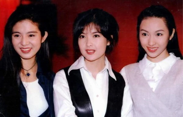 Cuộc gặp gỡ của 3 thế hệ ca sĩ được tôn vinh là "Ngọc nữ chưởng môn nhân" của làng nhạc xứ Cảng thơm: Dương Thái Ni, Châu Huệ Mẫn, Lê Tư (từ trái sáng). Cuộc gặp gỡ của 3 thế hệ ca sĩ được tôn vinh là "Ngọc nữ chưởng môn nhân" của làng nhạc xứ Cảng thơm: Dương Thái Ni, Châu Huệ Mẫn, Lê Tư (từ trái sáng).