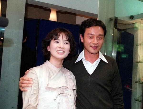 Ngôi sao Hàn Song Hye Kyo cũng là một fan của Trương Quốc Vinh. Ngôi sao Hàn Song Hye Kyo cũng là một fan của Trương Quốc Vinh.