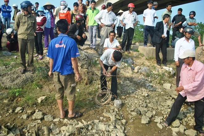 Hàng trăm người dân tập trung theo dõi vụ việc. Hàng trăm người dân tập trung theo dõi vụ việc.