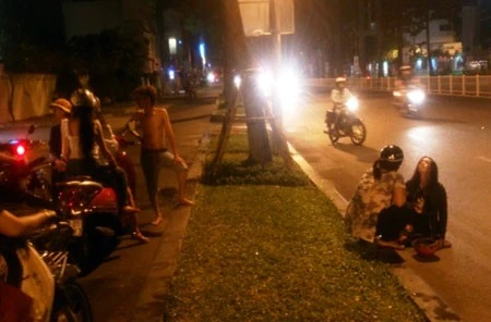 Rạng sáng ngày 20/3, nhiều người lưu thông trên đường Trần Hưng Đạo (hướng từ đường Nguyễn Văn Cừ về đường Trần Đình Xu) phát hiện một cô gái khóc lóc truy hô cướp và ngã quỵ trên đường. Mọi người chạy đến hỏi, cô gái chỉ khóc sau đó ngất xỉu. Một chiến sĩ trực tại Phòng cảnh sát điều tra tội phạm về trật tự xã hội (Công an thành phố) cùng người dân đưa cô gái vào lề đường và báo với Công an phường Cầu Kho quận 1 đến xử lý. Rạng sáng ngày 20/3, nhiều người lưu thông trên đường Trần Hưng Đạo (hướng từ đường Nguyễn Văn Cừ về đường Trần Đình Xu) phát hiện một cô gái khóc lóc truy hô cướp và ngã quỵ trên đường. Mọi người chạy đến hỏi, cô gái chỉ khóc sau đó ngất xỉu. Một chiến sĩ trực tại Phòng cảnh sát điều tra tội phạm về trật tự xã hội (Công an thành phố) cùng người dân đưa cô gái vào lề đường và báo với Công an phường Cầu Kho quận 1 đến xử lý.