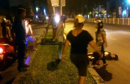 Tại công an phường Cầu Kho, sau khi trấn tĩnh, cô gái cho biết tên Nguyễn Thị Ngọc Anh (23 tuổi, quê quán Đồng Nai, tạm trú quận 3, làm việc tại một phòng trà). Chị Anh cho biết, tối 19/3, một người chị họ ở quận 7 rủ chị Anh ra đường Nguyễn Trãi (quận 5) ăn tối. Khi chị Anh đến thì thấy người chị họ cùng một nhóm bạn (khoảng 7-8 người) đã có mặt trong bàn ăn. Tại công an phường Cầu Kho, sau khi trấn tĩnh, cô gái cho biết tên Nguyễn Thị Ngọc Anh (23 tuổi, quê quán Đồng Nai, tạm trú quận 3, làm việc tại một phòng trà). Chị Anh cho biết, tối 19/3, một người chị họ ở quận 7 rủ chị Anh ra đường Nguyễn Trãi (quận 5) ăn tối. Khi chị Anh đến thì thấy người chị họ cùng một nhóm bạn (khoảng 7-8 người) đã có mặt trong bàn ăn.