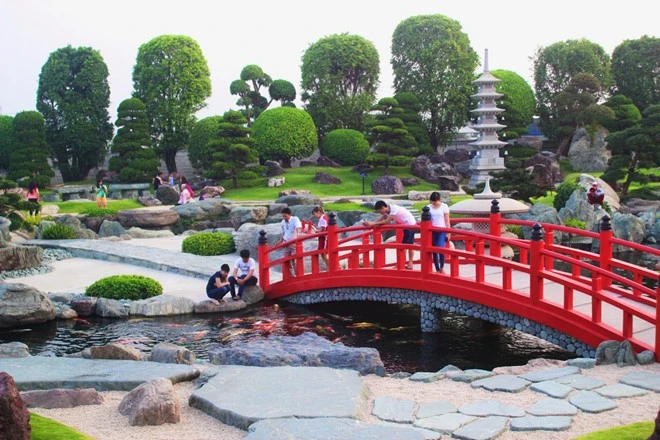 Nằm trên địa bàn xã Xuân Thới Đông, huyện Hóc Môn, khu vườn Nhật Bản với tên gọi Rin Rin Park có diện tích 20.000m2, do một Việt kiều Nhật đầu tư.