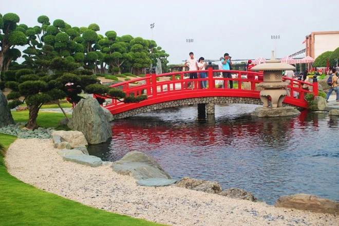 Trung tâm của khu du lịch và nổi bật nhất là cây cầu màu đỏ...