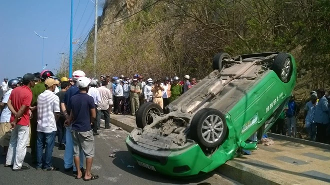 Taxi đua tốc độ đi bắt khách tông vào xe máy, 2 người chết ảnh 2 Taxi đua tốc độ đi bắt khách tông vào xe máy, 2 người chết ảnh 2