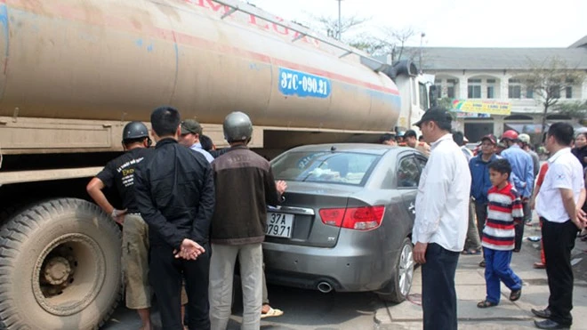 Xe chở xăng 'ép' xe con 4 chỗ. Nhập mô tả cho ảnh