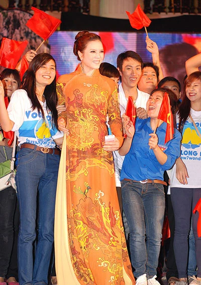 Ngắm nhan sắc rạng rỡ của những người đẹp làm Đại sứ Du lịch ảnh 4 Lý Nhã Kỳ cùng sinh viên vui mừng trước chiến thắng của Vịnh Hạ Long