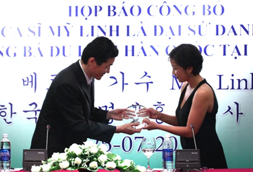 Ngắm nhan sắc rạng rỡ của những người đẹp làm Đại sứ Du lịch ảnh 7 Mỹ Linh nhận danh hiệu Đại sứ danh dự từ trưởng đại diện Tổng cục du lịch Hàn Quốc