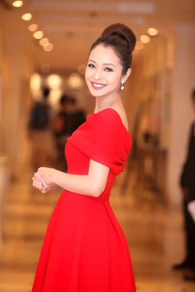 Ngắm nhan sắc rạng rỡ của những người đẹp làm Đại sứ Du lịch ảnh 3 Jennifer được trao danh hiệu Đại sứ Du lịch New Zealand chiều ngày 26/3