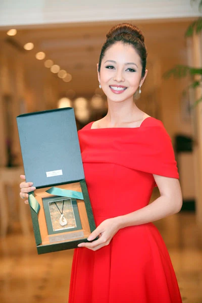 Ngắm nhan sắc rạng rỡ của những người đẹp làm Đại sứ Du lịch ảnh 2 Jennifer được trao danh hiệu Đại sứ Du lịch New Zealand chiều ngày 26/3
