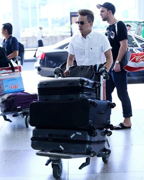 Hành trang khi một mình tới Mỹ lưu diễn dài ngày của Cao Thái Sơn là 3 chiếc va li, bởi anh sẽ phải biểu diễn ở các khu vực thời tiết khác nhau. Nam ca sĩCon đường mưatừng gặp phải sự cố về hành lý và phải kiểm tra lại. Hành trang khi một mình tới Mỹ lưu diễn dài ngày của Cao Thái Sơn là 3 chiếc va li bởi anh sẽ phải biểu diễn ở các khu vực thời tiết khác nhau. Nam ca sĩ Con đường mưa từng gặp phải sự cố về hành lý và phải kiểm tra lại.