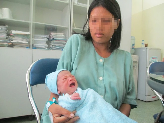 Thi thoảng em bé mới chào đời lại khóc vì đói. Nhập mô tả cho ảnh