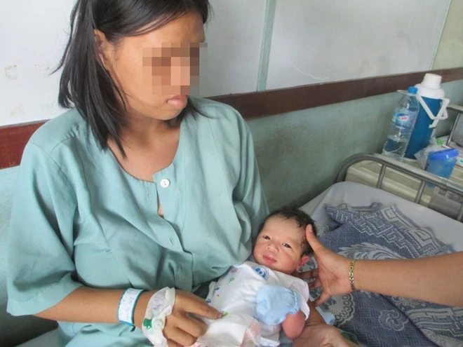 Cháu bé trong vòng tay chị N. Nhập mô tả cho ảnh