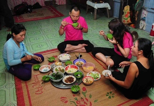 Hari Won và Tiến Đạt ăn nhanh bữa cơm tại nhà dân khi tham giaAmazing Race. Xuân Bắc ăn cơm hộp trong hậu trường Gặp Nhau Cuối Năm.