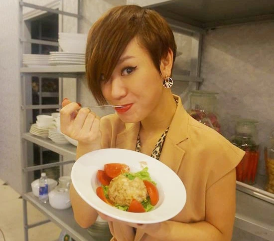 Trà My Idol cũng tranh thủ ăn lót dạ khi nghỉ giữa buổi quay hình. Trà My Idol cũng tranh thủ bỏ bụng khi nghỉ giữa buổi quay hình.