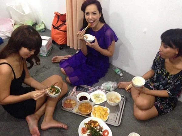 Thúy Hạnh, Hà Anh trên sân khấu làm giám khảo chấm điểm toàn những món ngon nhưng phía sau hậu trường phải ngồi bệt dưới đất dùng cơm. Thúy Hạnh, Hà Anh trên sân khấu làm giám khảo chấm điểm toàn những món ngon nhưng phía sau hậu trường thì phải ngồi bệt dùng bữa đạm bạc thế này.
