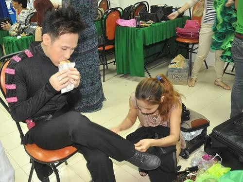 Nguyên Vũ cũng ăn tạm chiếc bánh mì trong khi trợ lí chuẩn bị trang phục. Trúc Diễm chỉ dám ăn một mẩu bánh mì nhỏ xíu trước khi ra sàn catwalk.