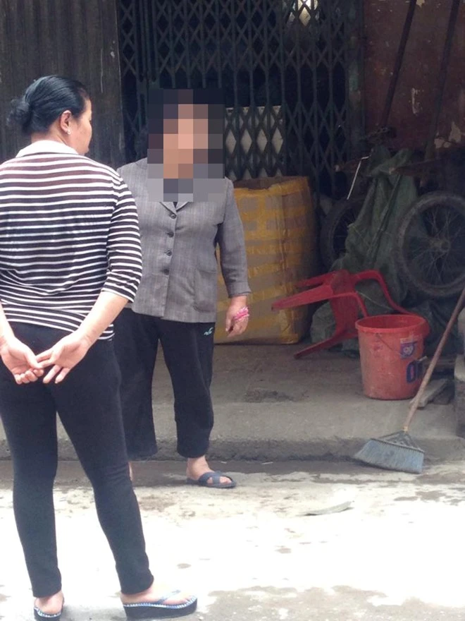 Chưa dừng lại ở đó, ông S. tiếp tục lao vào hành hung, bà C. phải dùng tay đẩy chồng ra để tránh bị chém, do say rượu, ông S. ngã xuống đường ngay trước cửa nhà và nằm bất tỉnh. Bà C. bị chém vào tay, phải lấy giẻ buộc cầm máu. Chưa dừng lại ở đó, ông S. tiếp tục lao vào hành hung, bà C. phải dùng tay đẩy chồng ra để tránh bị chém, do say rượu, ông S. ngã xuống đường ngay trước cửa nhà và nằm bất tỉnh.